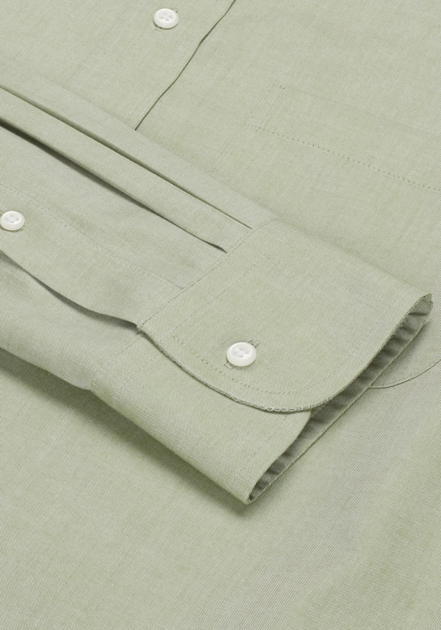 Traveler® Collection Tailored Fit Spread Collar Solid Dress Shirt